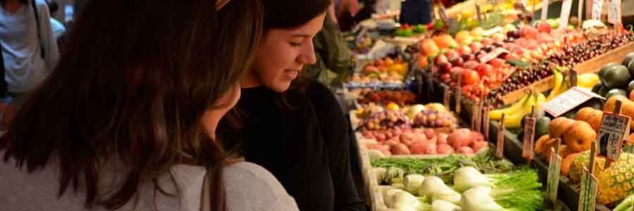 Gente-viendo-productos-de-una-tienda-de-abarrotes