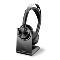 Esta es la imagen de diadema hp poly 9t9j5aaac3 voyager focus 2 uc/ bluetooth dongle usb-a conexion de hasta 2 dispositivos estereo hasta 19 h de conversacion alcance hasta 50 m con soporte de carga